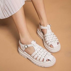 2021 Yeni Yaz Yuvarlak Ayak Retro Sandalet İnek Deri Kesimler Roma Kadın Ayakkabı Toka Slingback Kadınlar Med Topuklu Boyutu 34-41 Y0714