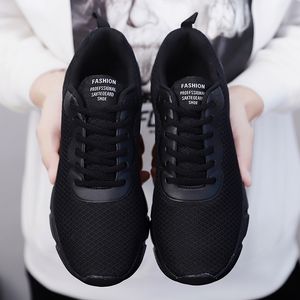 2021 Przyjazd Najwyższej Jakości Buty do biegania Sport Mężczyzna Kobiet Super Lekki Oddychający Siatka Tenis Outdoor Sneakers Duży rozmiar 39-47 Y-W705