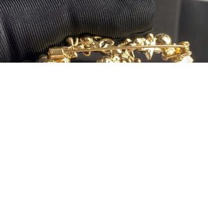 Designerska broszka klasyczna podwójna litera C inkrustowane diamentowe szpilki luksusowa biżuteria cena hurtowa z pudełkiem platynowa akwamarynowa broszka to modny temperament