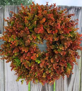 Decoratieve bloemen kransen autumautumn krans frame voor voordeur buiten herfst eucalyptus boerderij decor rustieke herfst