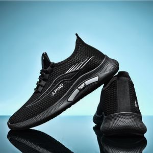 Partihandel 2021 Top Fashion Löpskor för män Kvinnor Sport Utomhuslöpare Svart Röd Tennis Flat Walking Jogging Sneakers Storlek 39-44 WY15-808