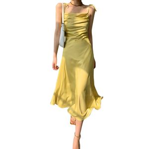 黄色のプリーツサテンの吊り下げ側因果関係のドレス夏の新しいエレガントな通勤スリムなドレス