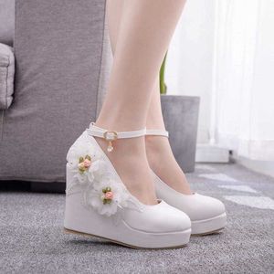 Décolleté alla moda con fiori bianchi dolci Scarpe da sposa da donna Scarpe con plateau con tacco alto Scarpe da donna con zeppa Sandali da damigella d'onore 210331