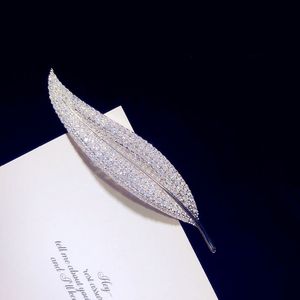 Broszki dla kobiet Super Flash Cyrkonia Liść Cyrkon Broszka Corsage Feather Pin Cardigan Szal Klamra Fine Jewelry