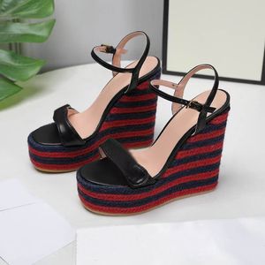 Mulheres saltos altos Sandal Studs Wedge Platform Fashion Ladies Cataclou Spikes Shoe cravejada com caixa