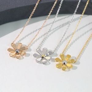 Europa Amerika Mode Stil Lady Kvinnor 18K Guldkedja Halsband Inristad T Letter Daisy Pendant 3 Färg