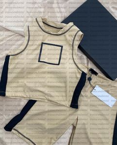 Khakifarbener zweiteiliger Damen-Trainingsanzug mit Hosen und kurzem Set, Fitnessstudio-Outfit, modischer Trainingsanzug mit Buchstabendruck