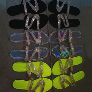 2021 Kvinnor Flat Slides Designer Sandaler Mode Flickor Rhinestone Slipper Svart Vit Sommarstrand Flip Flops Storlek 35-43 Toppkvalitet W3