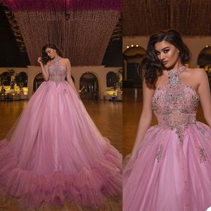 Rosa quinceanera klänningar boll klänning sexig beading halter neck tiered ruffles sequins formella fest prom kvällsklänningar