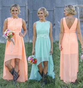 2021 Land Bridesmaid Dresses Bateau Backless High Low Chiffon Coral Mint Green Beach Main of Honor Dress for Wedding Party Prom Billiga klänningar