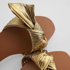 Тапочки Женщины плоские сандалии лето 2021 Мода Золотая Круглая лук Сексуальная внешняя одежда и роскошь на пляже