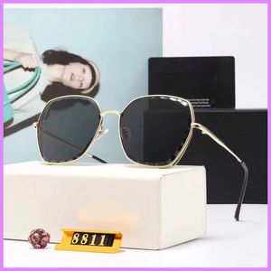 Partihandel Solglasögon Mens Designer Kvinnor Frame Square Fashion UV Protection Sun Glasses Beach Driving Eyewear med Box D2112244F