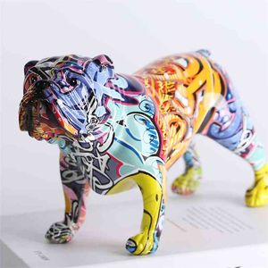 Creativo colorato inglese Bulldog Figurine moderne Graffiti Art Home Decorazioni Sala Bookshelf TV Cabinet Decor Animal Ornament 210727