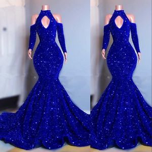 2023 Abiti da ballo Sexy Royal Blue Velluto Bling Paillettes di cristallo Maniche lunghe Abiti da sera a sirena Elegante spalle scoperte Buco della serratura Abito formale da donna