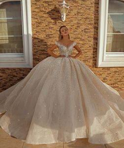 2021 Nya Crystal Diamond Wedding Dresses Organza Ball Gown Shape Dubai Arabisk stil Kyrka Brudklänning med tåg