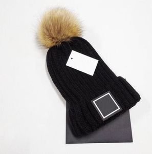 Partihandel Högkvalitativa Vinterkepsar Kepsar Kvinnor Och Män Mässor Med Real Raccoon Fur Pompoms Varm Girl Cap Snapback Pompon Beanie 6776