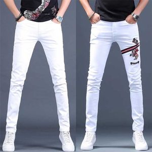 Homens de emagrecimento calças de algodão denim branco de baixo estiramento imprime decorações moda jeans casuais para homens 211108