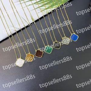 Designer Four-Leaf Clover Luxury Top smycken Tillbehör Klassiska Fashion Pendant Halsband för kvinnor Elegant Locket Choker-kedjor 18K Pläterad Gold Girls Gift Cleef Cleef