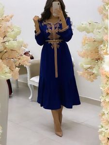 Royal Blue Marokański Kaftan Krótki Formalna Suknia Wieczorowa Złote Koronkowe Aplikacje Długie Rękawy Długość Herbaty Arabska Muzułmańska Dress Dubai Specjalne okazje Suknie