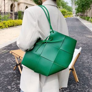 대용량 가방 Womens 여름 2021 새로운 패션 단일 어깨 가방 디자인 휴대용 짠 가방