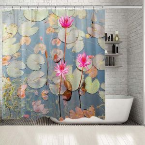 Dusch gardiner gardin lotus blommor vattenliljor damm i orientalisk exotisk natur akvatiska växter po tryckt rosa grön brun