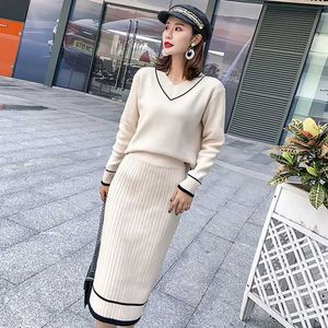 Sonbahar Kış Yüksek Kalite Kore Versiyonu V Yaka Gevşek Kazak kadın Örme İki Parçalı Takım Elbise Çanta Kalça Etek 210529