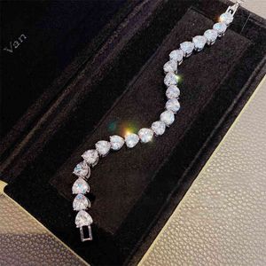 925 Sterling Silver on Hand Fashion Heart Cubic Zirconia Crystal Wedding Bracelets Lady Charming Fine Jewelry