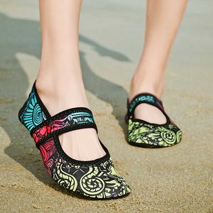 Women Beach Barefoot Shoes Aqua Swimming Shoes Soft Flat Yoga Shoes Men Quick Dry Slip On Socks Water Sneakers Unisex Surfing Y0714