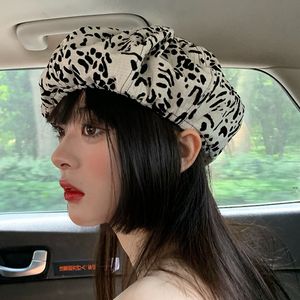 2022 Ny moln hatt vår och höst retro åttkantig målare hatt visa ansikte liten beret kvinnlig sommar tunna mode tillbehör