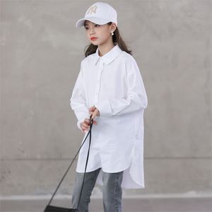 高品質の10代学校の女の子ホワイトブラウスコットン子供長いトップス韓国の子供の女の子不規則なボタンシャツの母服210622