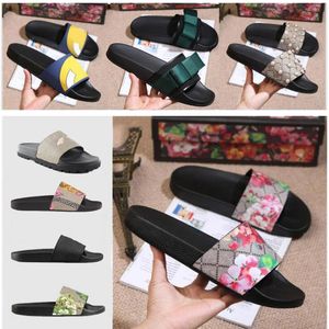 Casual skor toppkvalitet designer män tofflor kvinnor damer platt plattform sandaler gummi glid blommor brokad redskap bottnar flip flops bi randig strand