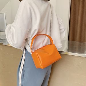 HBPの春の新しい韓国語バージョンのバッグハンドバッグ女性インファッションシンプルなスライドソフトレザーバッグネットレッド小さな正方形