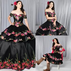 2022 Czarne Quinceanera Dresses Charro Odpinana spódnica Dwa kawałki Kwiatowy Haftowany Off The Ramię Sweet 16 Dress Mexican Theme