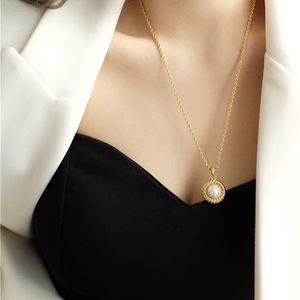 Titan mit 18K Gold Vintage Twist Kette Faux Pearl Charm Halskette Punk Party T Show Runway Designer Club Japan Koreanisch