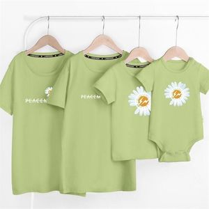 Family look Abbinamento abiti T-shirt vestiti madre padre figlio figlia bambini bambino maniche corte carina stampa 210521