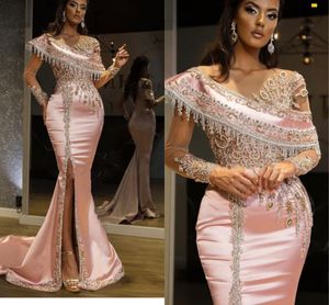 Kristaller Pärlor Satin Evening Dresses Dubai Arabiska Abiye Peach Pink Illusion Långärmad Meermaid Formell Prom Party Gowns med Split