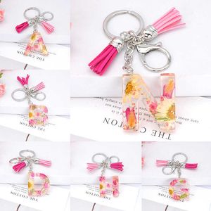 Trendig Torkad Daisy Flower Letter Alfabet Keychain Crystal Resin Words Nyckelkedjor Bilväska Tassel Pendent Charms Presentbord G1019