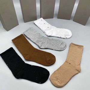 Herrensocken für Männer, lange Strümpfe aus Baumwolle mit Buchstabendruck, Pariser Mode, klassischer Druck, Buchstabenpaar, kausal, zufällige Farbe