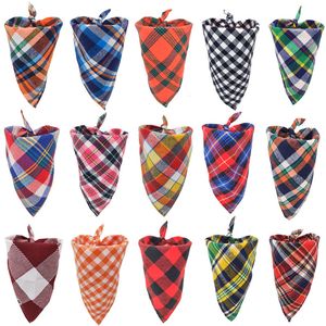 Dog Bandana Plaid Pet Scarf Triangle Bib Kerchief för små medelstora stora hundar Tvättbara kvadratutskrift Justerbar reversibel valpkatt xmas födelsedagspresent