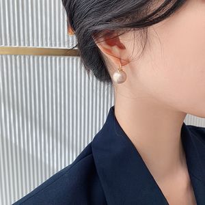 2021 Neue Elegante Dame Stil Perle Anhänger Charm Ohrringe Mode Einfache Koreanische Frau Schmuck Luxus Weihnachtsfeier Ungewöhnlicher Ohrring