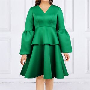 Moda primavera Abiti taglie forti Scollo a V verde Manica lunga a lanterna Vita alta Una linea Pieghettato Abito da ballo natalizio femminile XXL 210527