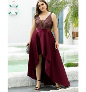 Plus Size Burgundia Suknie Wieczorowe Krótkie Przód Długo Powrót 2021 Bez Rękawów Wysoka Niska Prom Dress Top Glitter Cekinowy V Neck Satin Specjalne okazje Suknie