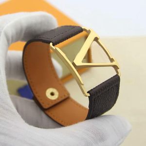 Mode Lady Women Charm Armband med tryck Blommönster Design Hollow Out Engrave Letter Metal Wide Leather Armband Bangle