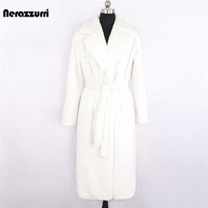 Nerazzurriの冬の長い白い黒い暖かいふわふわのFauxの毛皮のコート女性長袖ベルトラペルスタイリッシュな韓国のファッションボタン210927