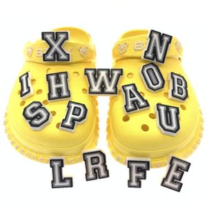 Hot Selling 1pcs Black White Alphabet Shoes Charms Silicone Croc Tillbehör Kids X-Mas Presenter Armband Hål Slipper Dekor