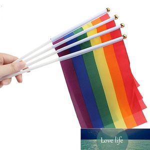 1pcs plast pinne regnbåge hand flagga bil flaggor amerikanska lesbiska gay stolthet lgbt flagga cheerleading tävlingsprodukter 14 * 21 cm fabrikspris expert design kvalitet