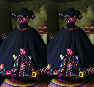 2023 Abiti Quinceanera neri con spalle scoperte Charro ricamato messicano Sweet 16 Abiti da ballo in raso Vintage3036