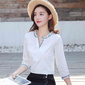 Sommer Korea Mode Frauen Weiße Bluse 3/4 Ärmel Lose Beiläufige V-ausschnitt Stickerei Shirts Baumwolle Weibliche Tops Plus Größe D473 210512