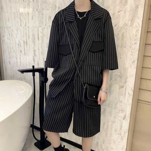 Sommar kortärmad kostym Mäns mode Casual Black Striped Suit Män Streetwear Korean Loose Business Society Mens Suit M-2XL X0909