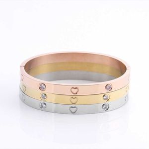 Lovers Bracelets Women Fashion Heart-shaped Bangles Titanium Steel Bangles Female Bracelets with Cubic Zirconia Jewelry Gifts Q0717